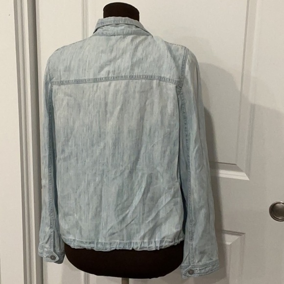 Chico's Light Blue Jean Jacket  Relaxed Fit Casual Cropped Length Size 1/Medium - Picture 5 of 8